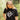 Kvinna bär svart t-shirt med Hundlands logotyp